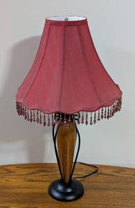lot 91 image: Pretty Beaded Table Lamp