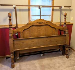 lot 89 image: Queen Size Carved Oak Bed Frame