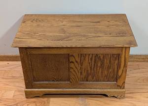 lot 107 image: Small Oak Storage Chest