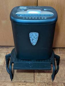 lot 112 image: Amazon Basics Paper Shredder