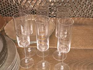 lot 928 image: 10-12 Party Stem Glasses - Mr. (x2) and Mrs. (x4)
