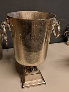 lot 979 image: 15-12 Metal Champagne Bucket - Paris No. 8 Rue de Vienna logo