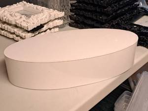 lot 982 image: Pedestal Stand  Oval (White)