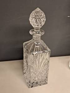 lot 992 image: 13 Clear Glass Square Decanter with Round Stopper