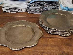 lot 1009 image: Lot of (8) 13-12 Plastic Round Chargers Silver Finish by Palate & Plate