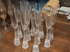 lot 1031 image: Lot of (11) 10-12 Glass Champagne Flutes (Clear)