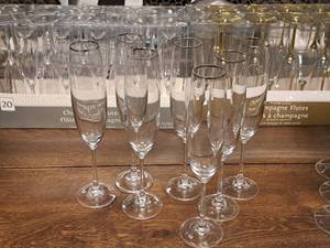 lot 1034 image: Lot of (7) 10-12 Glass Champagne Flutes (Clear)