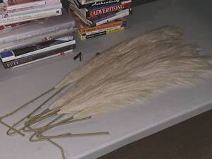 lot 1121 image: Lot of (7) 36 Decorative Leaf Vase Decor