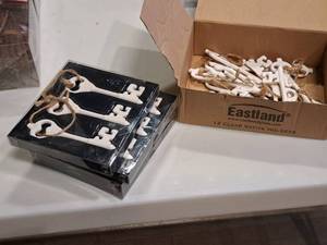 lot 1128 image: Lot of (24) 4-12 Decorative Key Ornaments