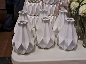 lot 1134 image: Lot of (6) 8 Table Vases