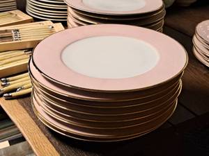 lot 918 image: Lot of (8) 11 Porcelain Dinner Plates by Spal Porcelanas