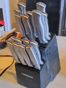 lot 1161 image: Farberware Knife Set with Knife Block