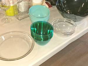 lot 1168 image: Lot of (18) Assorted Plastic and Glass Serving Bowls