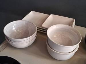 lot 1514 image: 6 Bowls (x5), 12 Serving TrayPlatter (x3), 6-12 Serving TrayPlatter (x1)