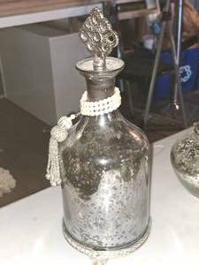 lot 1556 image: 12 Decorative Decanter With Stopper and Base