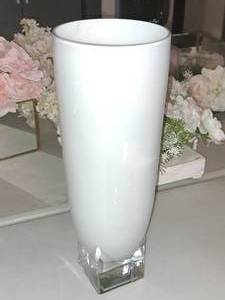 lot 1563 image: 15 Glass Table Vase (White)
