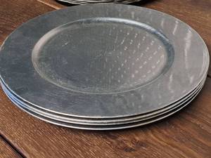 lot 937 image: Lot of (5) 13 Decorative Plates by Holiday 09 Essentials For The Season