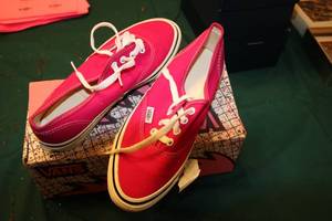 lot B-5 image: Vans Womens Canvas Sneakers Size 8.5 in Pink