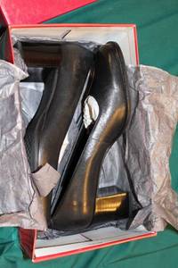lot 13 image: Pair of Aerosoles Basic Lee Black Leather Heels Size 8.5M