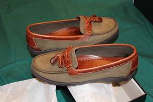 lot 14 image: Womens Talbots Dark Olive Leather Loafers Size 8M