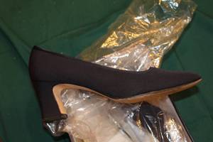 lot 16 image: Nina Barbi Navy Peau Luster Satin Heels Size 8.5
