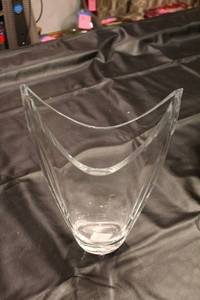 lot A-56 image: Mikasa 14-inch Neptune Lead Crystal Vase