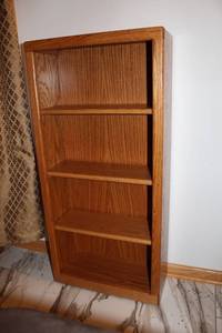 lot 84 image: Oak Wooden Bookshelf with Three Adjustable Shelves