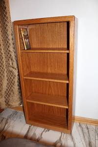 lot 86 image: This oak wood bookcase