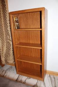 lot 85 image: This oak wood bookcase