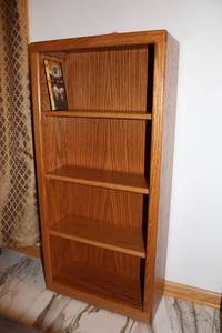 lot 94 image: Oak Wood 4-Shelf Bookshelf