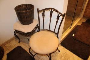 lot 154 image: Metal Frame Chair and Wicker Basket Set with Cushion