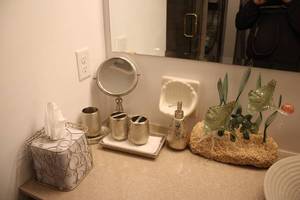 lot 155 image: Bathroom Decor Set with Tissue Box Cover and Fish Figurine