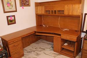 lot 167 image: Large Oak L-Shaped Desk with Hutch and Storage