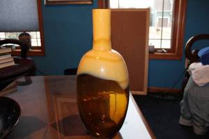 lot 205 image: Unique Amber and Cream Art Glass Vase
