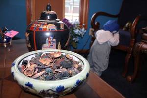 lot 210 image: Decorative Oriental-Style Jar with Lid and Potpourri Bowl Set