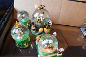 lot 242 image: Set of 5 Peanuts Character Snow Globes Collection