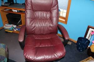 lot 247 image: Used Burgundy Leather Office Chair
