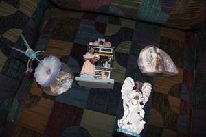 lot 252 image: Collection of 4 Decorative Figurines and Geode