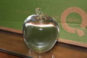 lot 263 image: EACUBO 2004 NYC Crystal Apple Paperweight in Gift Box