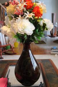 lot 274 image: Decorative Floral Arrangement in Ornate Paisley Vase