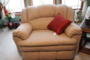 lot 289 image: Beige Loveseat Recliner with Red Accent Pillow