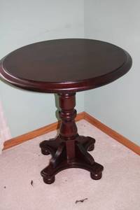 lot 307 image: Dark Wood Round Pedestal Table