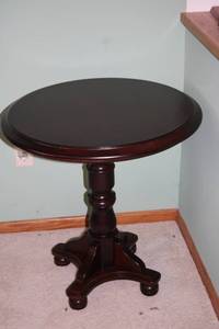 lot 323 image: Elegant Dark Wood Round Pedestal Accent Table
