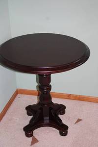 lot 334 image: Dark Wood Pedestal Side Table