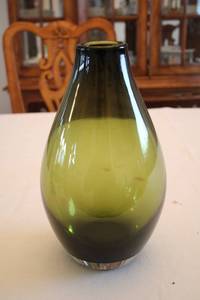 lot 336 image: Elegant Green Glass Vase - 11.5 Inches Tall