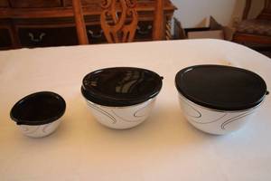 lot 370 image: Set of 3 Vintage Hand-Painted Ceramic Bowls with Lids