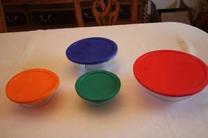 lot 371 image: Set of 4 Pyrex Glass Bowls with Multicolor Lids