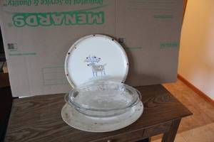 lot 379 image: Holiday-Themed and Floral Serving Platter Set with Glass Lid