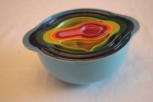 lot 382 image: Colorful Set of 5 Nested Mixing Bowls with Measurement Spoons