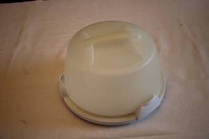 lot 383 image: Round Plastic Cake Carrier with Lid